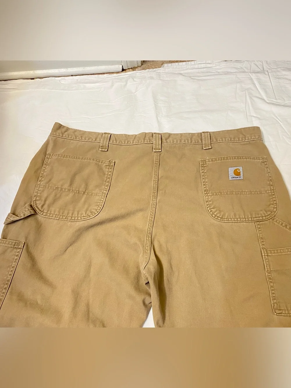Carhartt Men’s pants Size 44 by 32 in good condition, clean, no tear.